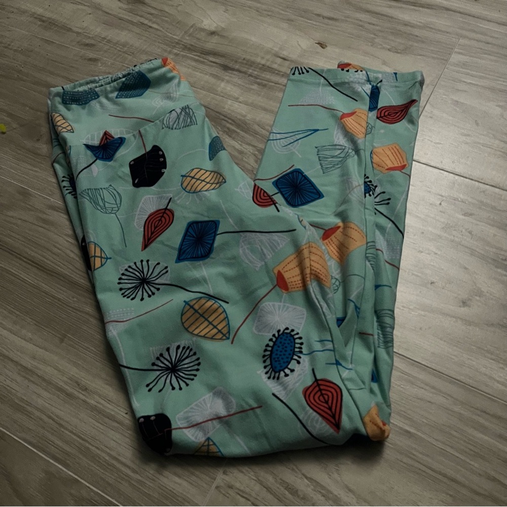 Lularoe leggings one size (2-10) light blue background with leaf design